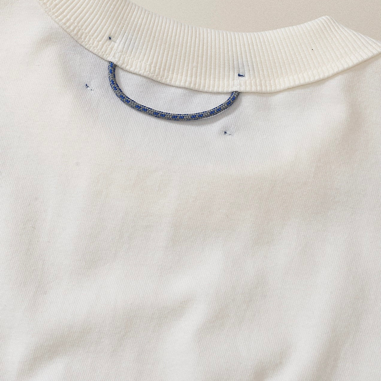 CAMISETA QC FIODOR BABY TEE OFF WHITE